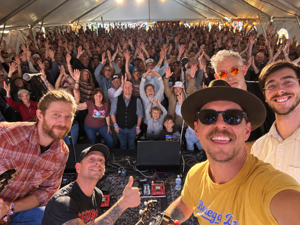 Gadan live on stage during the 2026 US tour with Enda Scahill on banjo